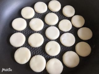 9、山药小饼,小饼在锅里码好，不用油，开小火。配方量做出直径约4厘米的小饼有40多个，分两锅烙