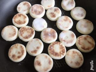 10、山药小饼,小火煎到小饼鼓起来，就可以翻面了。这个饼熟得很快，另一面也煎到这样焦黄的颜色，按下去可以快速回弹就已经熟了