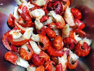 1、蒜蓉辣椒酱炒龙虾尾,买回来的小龙虾尾清洗干净后在开水中焯一下再从洗干净沥干水分备用