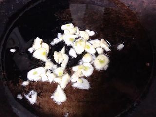 2、蒜蓉辣椒酱炒龙虾尾,锅中倒入适量油加热放入蒜片爆香