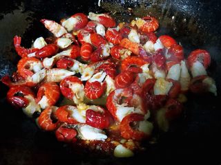 4、蒜蓉辣椒酱炒龙虾尾,放入小龙虾尾大火快速翻炒