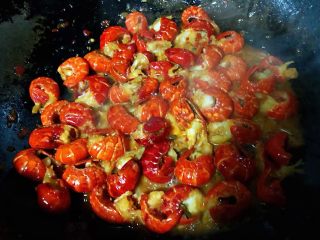 5、蒜蓉辣椒酱炒龙虾尾,放入盐添加少许清水翻炒至入味