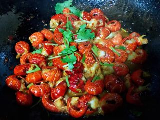 6、蒜蓉辣椒酱炒龙虾尾,最后撒上香葱提鲜即可出锅享用