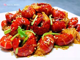 7、蒜蓉辣椒酱炒龙虾尾,炒好的蒜蓉辣椒酱小龙虾装入盘中