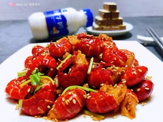 8、蒜蓉辣椒酱炒龙虾尾,看着就直咽口水好有食欲