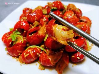 9、蒜蓉辣椒酱炒龙虾尾,小龙虾肉质鲜嫩可口回味无穷