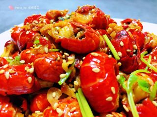 11、蒜蓉辣椒酱炒龙虾尾,小龙虾超级好吃已经停不下来了