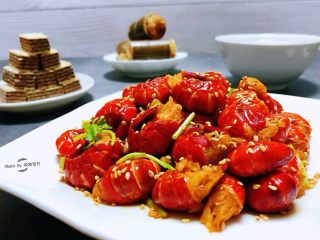 12、蒜蓉辣椒酱炒龙虾尾,小龙虾也是追剧的最佳零食