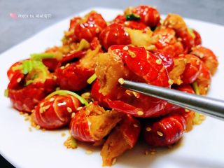 14、蒜蓉辣椒酱炒龙虾尾,看着诱人的小龙虾就控制不住自己啦