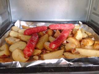 9、经典美式早餐,烤土豆还剩最后10分钟时放入香肠