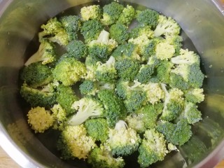 1、西兰花炒虾仁, 西兰花掰成小朵，用淡盐水泡15分钟左右。