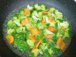 5、西兰花炒虾仁,锅里放水烧开，加入一点盐和食用油，下入西兰花和胡萝卜焯水至断生捞出过凉水，沥干水分备用。