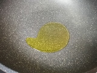 6、西兰花炒虾仁, 炒锅烧热倒入少许食用油。