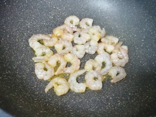 7、西兰花炒虾仁,下入虾仁。