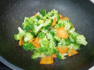 11、西兰花炒虾仁,下入焯过水的西兰花胡萝卜翻炒均匀。