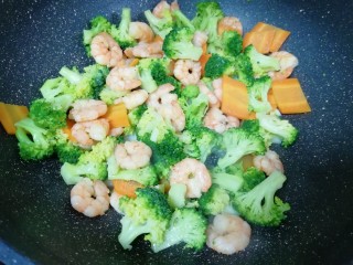 13、西兰花炒虾仁,放盐调味。