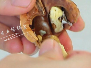 4、豆浆藜麦饭,核桃掰开取核桃仁。