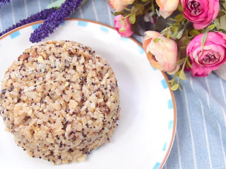 6、豆浆藜麦饭,豆浆里的豆渣可以放也可以不放,消化不良、容易胀气、贫血缺锌的人将豆渣过滤掉。但对患有三高的人、以及经常便秘的人来说,豆渣是个不错的烹饪原料,它对于控制血糖和血脂,对于软化粪便、预防便秘,有很好的作用。