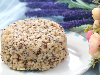 7、豆浆藜麦饭, 如果不放豆渣,用清水把豆渣涮一涮,洗净的渣子可做花肥,而涮豆渣的水可以合并到豆浆中一起用来煮饭。