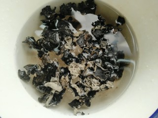 1、木耳包菜煎饼,准备木耳提前泡发