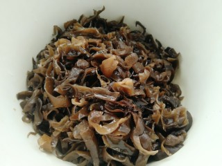 4、木耳包菜煎饼,木耳去根部切成丝