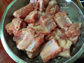 1、甜酸菠萝排骨，酸酸甜甜过一夏,排骨洗净切小段，沥干水后放少许的盐腌制15分钟
