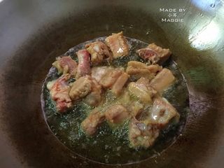 3、甜酸菠萝排骨，酸酸甜甜过一夏,冷锅下适量的玉米油，油开后放入排骨
