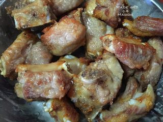 4、甜酸菠萝排骨，酸酸甜甜过一夏,炸至表面金黄，而且熟透后，捞出沥油