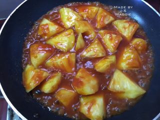 9、甜酸菠萝排骨，酸酸甜甜过一夏,放入菠萝块，翻炒几下