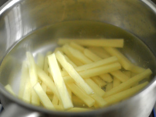 3、炸薯条,放入滚水中煮熟