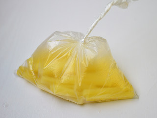 5、炸薯条,用保鲜袋装好，放入冰箱冷藏3小时以上