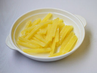 6、炸薯条,将冷藏好的土豆条取出