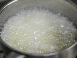 8、炸薯条,放入土豆条开始炸