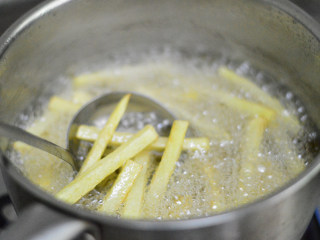 9、炸薯条,炸至微黄捞出