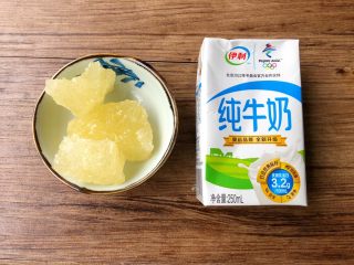 2、养发粥,纯牛奶250毫升刚好一瓶,冰糖放入小碗里待用,甜度看个人口感而定。