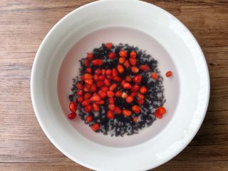 3、养发粥,把大米,黑米,花生米,黑豆清洗干净,提前浸泡2个小时,这样煮的时候比较快一些。