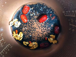 4、养发粥,把黑芝麻,红枣,核桃清洗干净放入电饭煲。