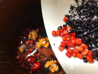 5、养发粥,把浸泡好的食材连水一起倒入电饭煲,再加入适量水,按煮粥键。