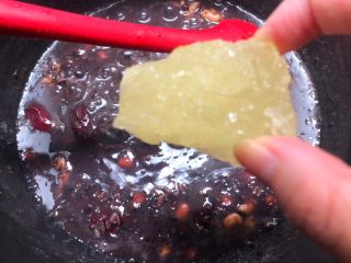 6、养发粥,待粥煮好加入冰糖,搅拌至融化为止。