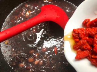 7、养发粥,把枸杞冲洗干净放入。