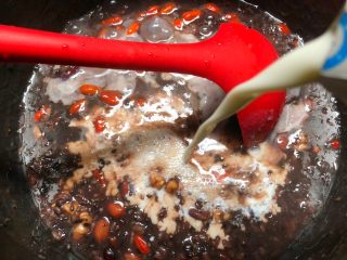 8、养发粥,倒入纯牛奶即可拔掉电源,搅拌均匀即可。