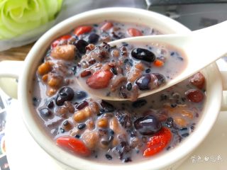 9、养发粥,美味的养发粥做好了,特别好喝哦,享受美食的同时还能养发,何乐而不为呢。