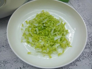 3、鲜虾砂锅粥,取娃娃菜菜心，切细丝。
