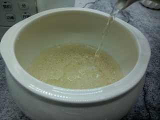 4、鲜虾砂锅粥,大米105克，用清水淘洗净。