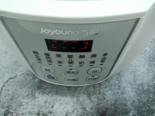 6、鲜虾砂锅粥,插上电源。