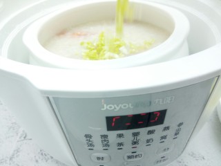 8、鲜虾砂锅粥,最后20分钟加海虾继续煲，煲粥到最后5分钟，加入娃娃菜。