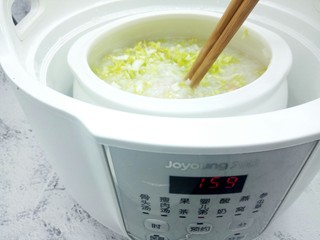 10、鲜虾砂锅粥,出锅前加点细盐。