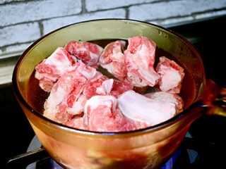 2、红烧排骨,排骨加冷水，入锅，大火煮沸，撇出浮沫