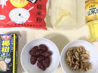 1、红枣核桃糯米糕,准备好需要的食材。