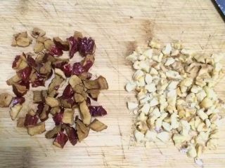3、红枣核桃糯米糕,红枣洗净擦干，核桃仁去皮，用刀把红枣和核桃仁切碎。